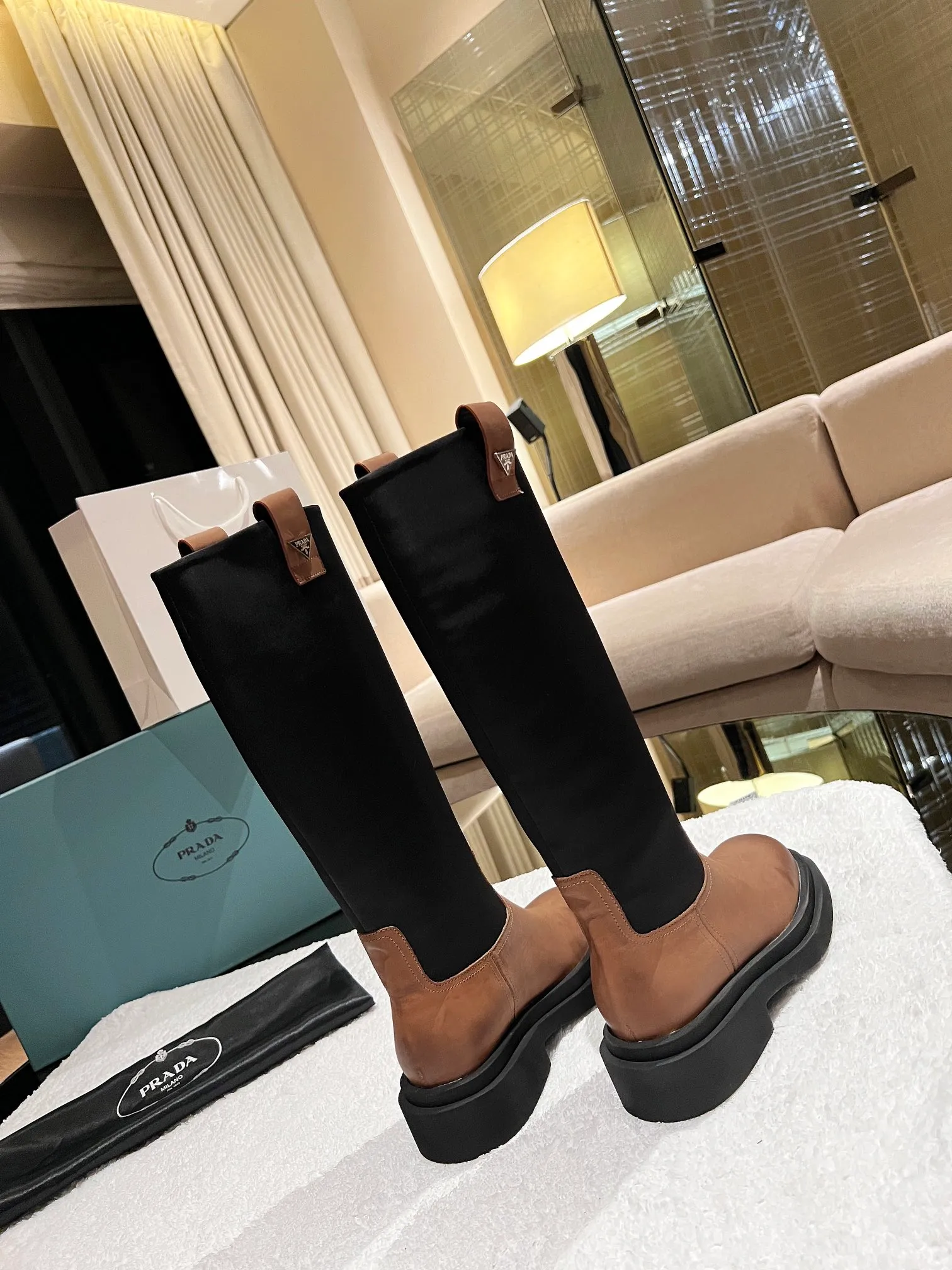 👟👟Ex-factory price 720👟👟 PRADA Classic Triangle Logo Slip-On Women's Boots...a series that cannot be bought in winter, it is definitely this year's big hit! ! So good looking! Prada boots are really amazing! The upper toes are generous and the legs are slimming. The whole series uses a variety of imported materials: polished and waxed calfskin, open-edge beaded cowhide, cow suede and high mercerization, and water-dyed sheepskin on the inside! ! The foam base is lightweight and comfortable! 35-41